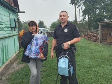 Волонтер разом з «шерифом» на Волині подарували дітям ранці з канцелярією 