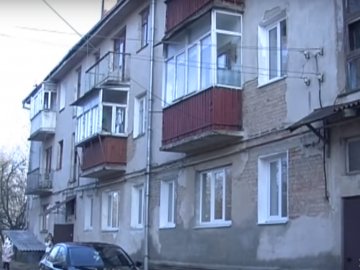 Мешканці будинку в Луцьку нарікають на роботу ЖКП