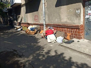 У Луцьку жінка викинула сміття та старі речі із квартири під будинок. ФОТО