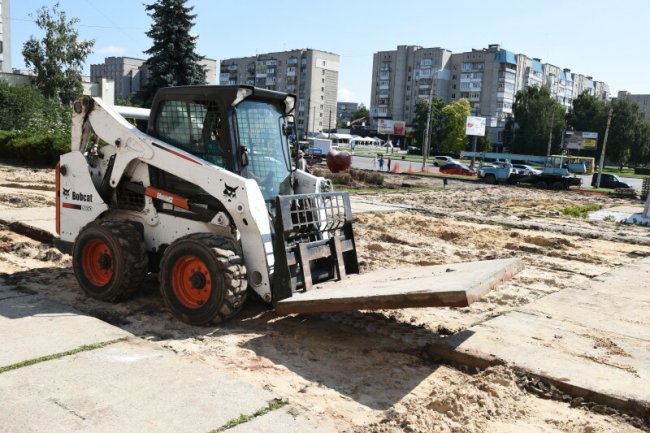 Ремонт площі перед РАЦСом у Луцьку: як тривають роботи. ФОТО