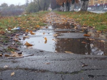 У Луцьку вулиця потопає в болоті 
