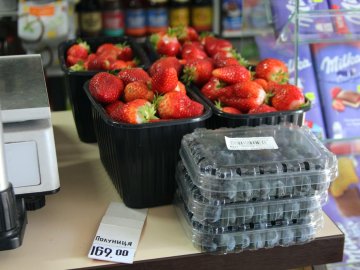 Сезон продажу ягід – відкритий: скільки коштує полуниця на ринку у волинському місті