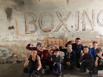На Волині діти займаються боксом у занедбаному приміщенні колишнього заводу