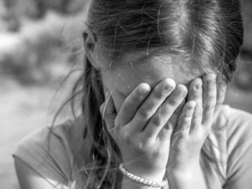 11-річну дівчинку зґвалтував коханець матері