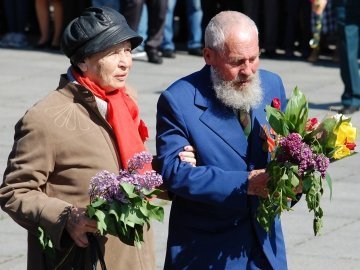 9 травня у Луцьку: квіти, сльози та молитви. ФОТО