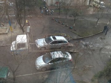 У Луцьку авто на єврономерах пробили усі колеса за паркування під під'їздом