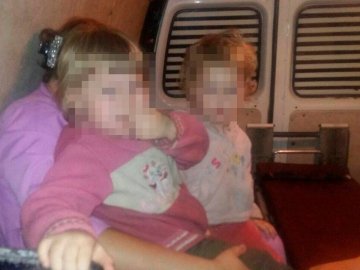 Мати на заробітках, тато – п'яний: патрульні знайшли трьох «нічийних» дітей