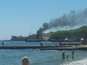 В Одесі біля пляжу вибухнув моторний човен. ФОТО