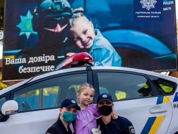 Мріє стати поліцейською: луцькі патрульні зробили сюрприз 4-річній дівчинці. ФОТО