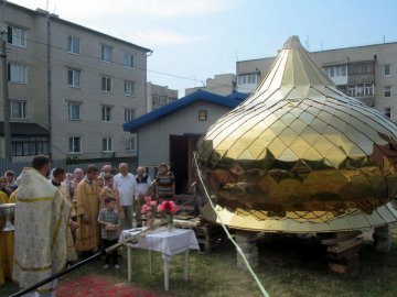 У Луцьку освятили купол і хрест для майбутнього храму УПЦ (МП)