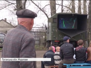 На Луганщині воїни АТО показали дітям мультики