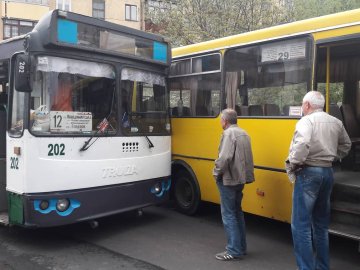 Аварія у Луцьку: зіткнулись маршрутка і тролейбус. ФОТО