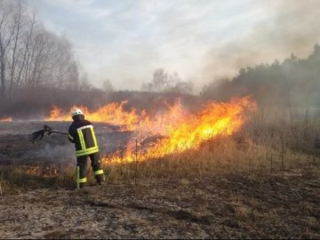  «Гаряча» пора для пожежників на Волині: люди масово палять суху траву