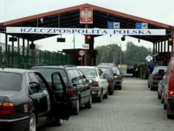 На кордоні з Польщею застрягло майже 700 автівок