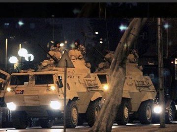 В Туреччині спроба військового перевороту - вулицями міст курсує військова техніка
