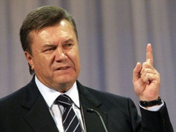 Янукович з'явився і скинув з себе відповідальність