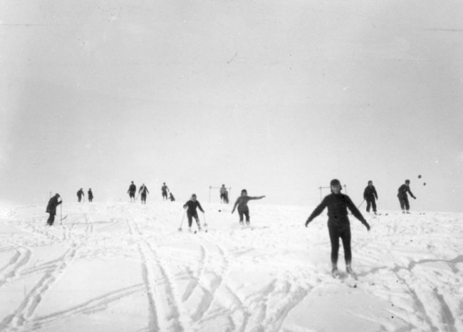 Працівники Луцького державного сільськогосподарського банку насолоджуються катанням на лижах, 1932 р.