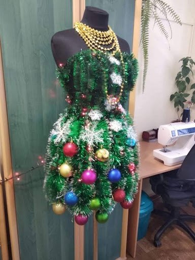 Модельєр з Волині створив новорічну сукню-ялинку