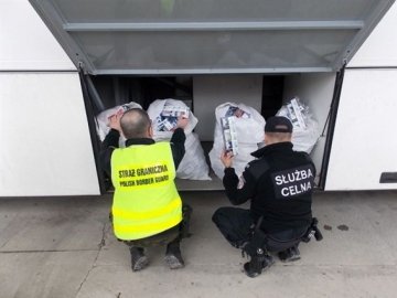 У автобусі «Ковель ‒ Люблін»  виявили 2 тисячі пачок контрабандних сигарет