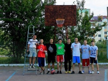 У Нововолинську молодь відновила спортивний майданчик. ФОТО