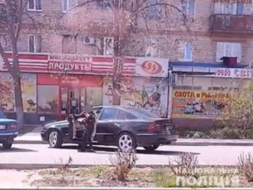 У Запорізькій області 10-річний хлопчик приїхав за кермом Mercedes у магазин