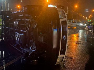 У Луцьку – аварія на перехресті: одна з автівок перекинулася