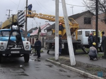 У Нововолинську вночі збили електричну опору. ФОТО
