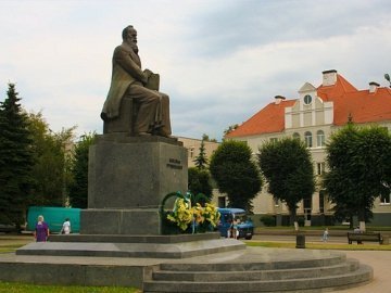 На площі Грушевського в Луцьку поставлять паркан 