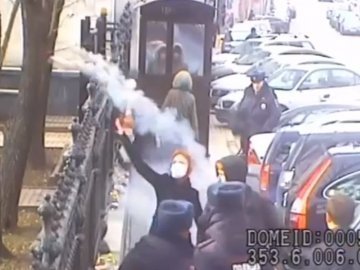 Відео нападу на посольство України в Москві