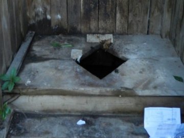 У центрі Луцька люди живуть без каналізації та туалету. ВІДЕО