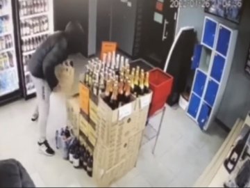 На Волині з супермаркету вкрали ящик шампанського.ВІДЕО 