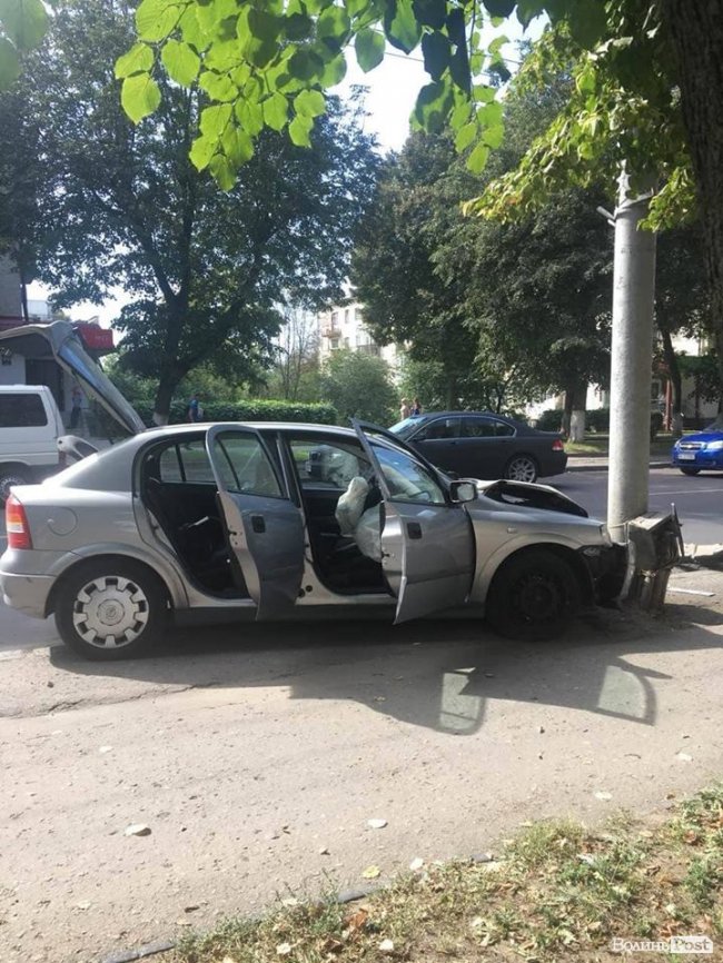У центрі Луцька – автотроща: Opel «на бляхах» влетів в авто і протаранив стовп. ФОТО. ВІДЕО