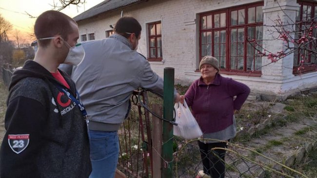 Як благодійники рятують самотніх жителів Володимира-Волинського на ізоляції