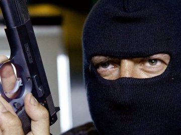 На Дніпропетровщині грабіжники у масках напали на підприємця та його родину