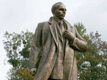 Волиньрада проголосувала за виділення грошей на пам’ятник Бандері