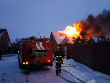 «Вогонь швидко розповсюджувався», - рятувальники про пожежу в комплексі біля Луцька. ФОТО
