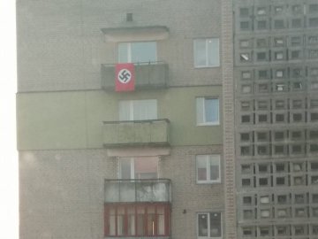П'яний жарт чи дуркування: у Нововолинську на балконі вивісили нацистський прапор