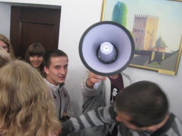 Скандал у Луцькраді: депутати «забарикадувалися» і не пускають пікетувальників. ФОТО. ВІДЕО