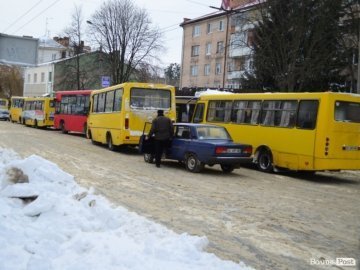 У Луцьку хочуть заборонити взимку паркуватися на центральних вулицях
