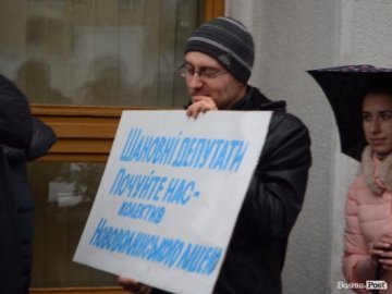 Мітингуючих у Луцьку допитувала поліція. ФОТО