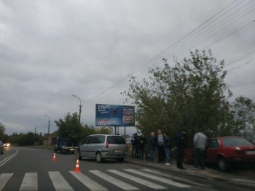 Одне авто вилетіло на узбіччя: у Луцьку зіткнулись два легковики. ФОТО