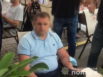 У Києві затримали посадовця «Укртрансбезпеки», який вимагав з волинського підприємця 9000 доларів хабара