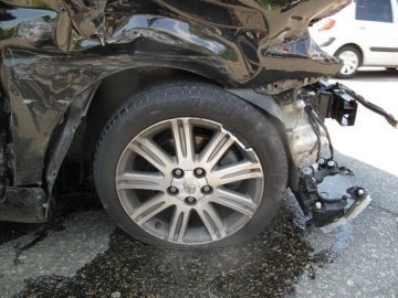 У Києві ‒ потрійна аварія: авто вилетіло на тротуар. ФОТО