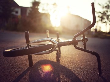 У місті на Волині велосипедист потрапив до реанімації через зіткнення з позашляховиком 