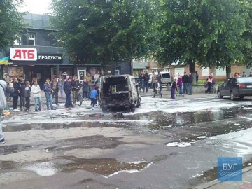 Нововолинськ: серед вулиці спалахнула автівка