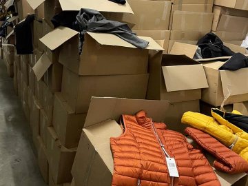 На «Ягодині» у гуманітарному вантажі виявили брендовий одяг на понад 25 мільйонів гривень