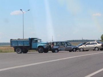 У Володимирі-Волинському зіткнулися три автомобілі. ФОТО