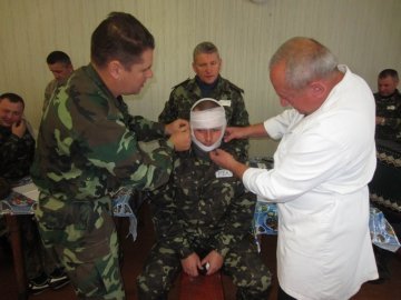 Волинських бійців навчають надавати першу медичну допомогу. ФОТО