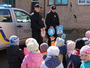 Луцькі поліцейські розповіли дітлахам про правила дорожнього руху. ФОТО