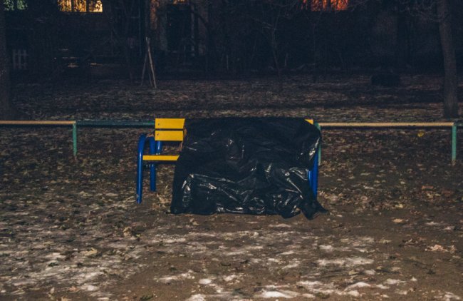 У Києві на дитячому майданчику знайшли мертвого чоловіка